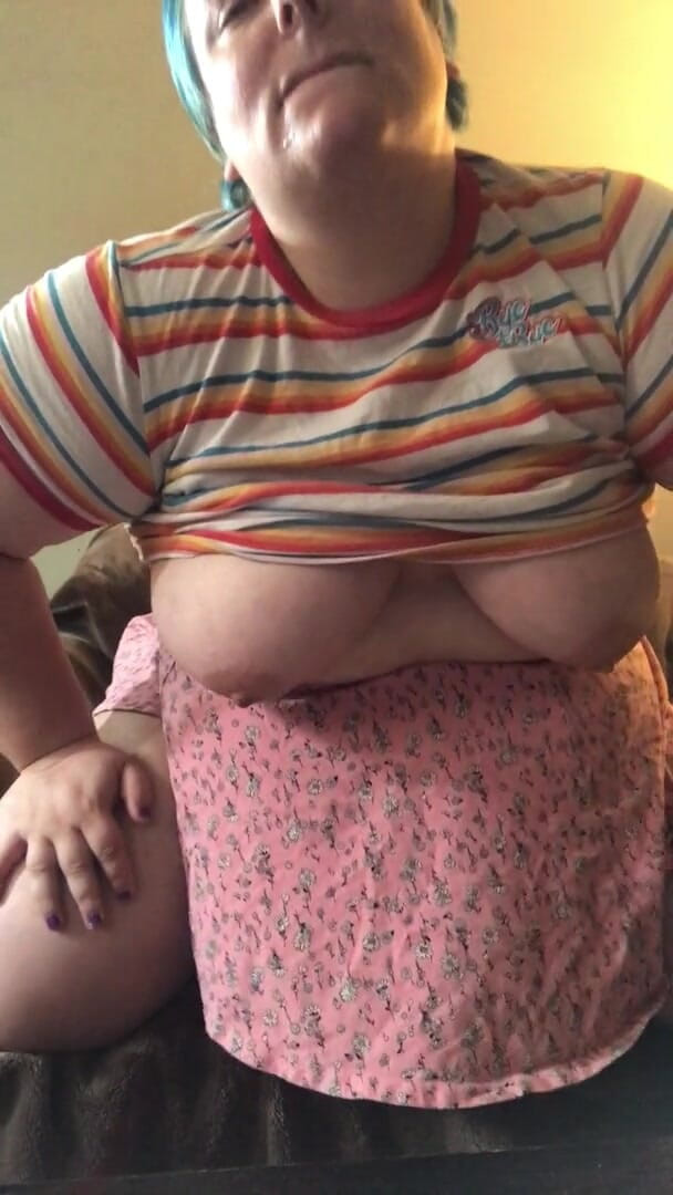 Lyla Switch: Nb femboy мастурбує в спідниці