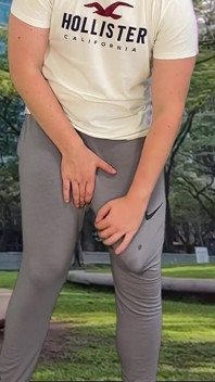 Al aire libre, correrse en pantalones grises