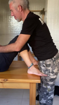 Esposa gostosa fode com o vizinho na mesa da cozinha