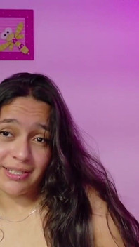 Awek kecil molek melancap pada kamera dan orgasme