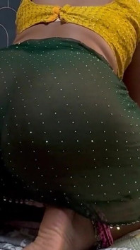 Indický bhabhi s hnědým zadkem dostal překvapivý výstřik na její zadek