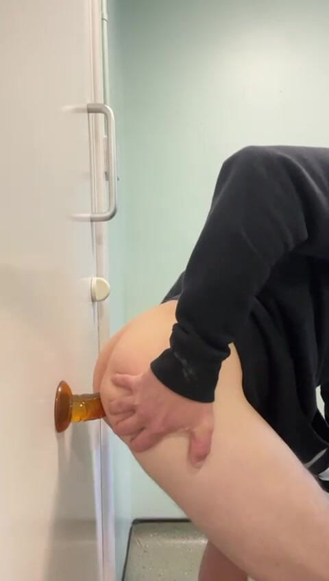 Phill Mckracken: Met dildo spelen
