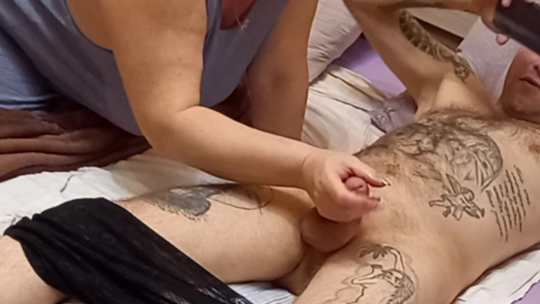 Zona901: Mother-in-law caught me naked and helped me cum