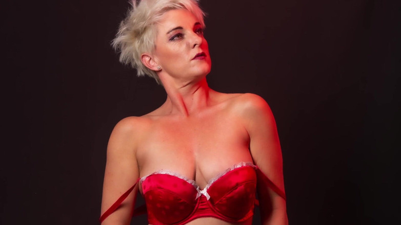 Kylie Britain Adventures: Quand le rouge rencontre le gris