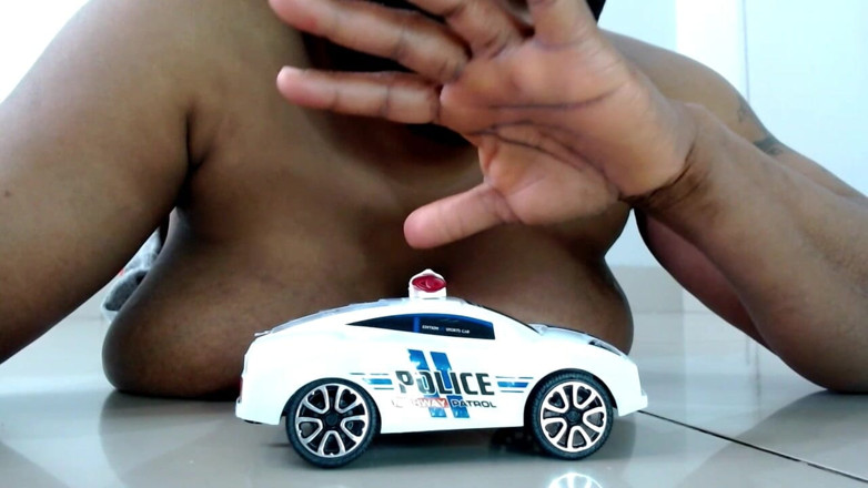 Maeling: Patrouilletruck zit vast tussen reuzin borst verpletterd