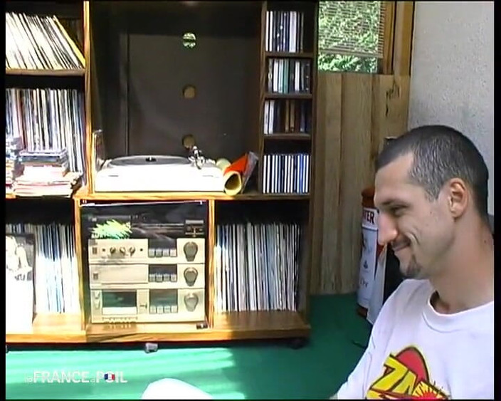 Rue Chaude: Lucie není dobrá pro šachy, ale na druhou stranu kope všechno...