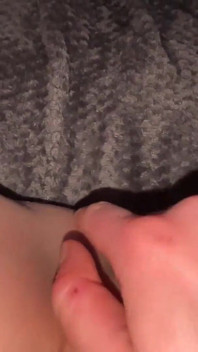 ムラムラした痴女のハメ撮りによるプッシー指使い