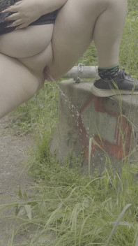赤毛のBBWが門のそばでおしっこをする