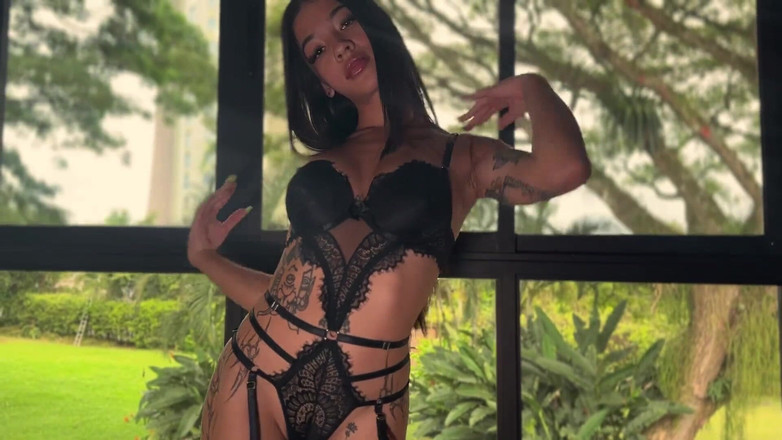 Anna Cherry: क्या आपको पसंद है कि मैं नग्न होने के दौरान अपने अधोवस्त्र में कैसे नृत्य करता हूं?