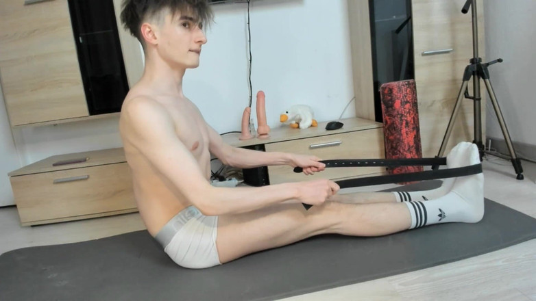 Gunter Meiner: Twink berusia 18 tahun melakukan latihan dan melompat ke atas dildo...