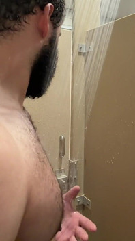 หนุ่มหนวดกล้ามโดนจับได้ในห้องอาบน้ํา