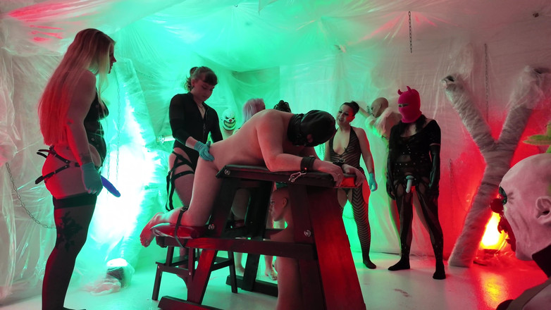 Domina Dark: Чоловіка використовують в дупу друзі дружини