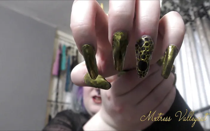 Mxtress Valleycat: Demonic nail tapping