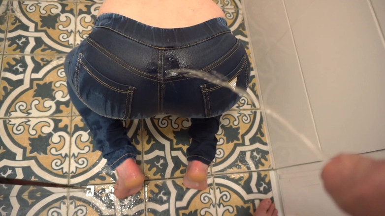 Aqua Pola: Meine jeans benetzen und ihm meinen hintern zum pinkeln auf...