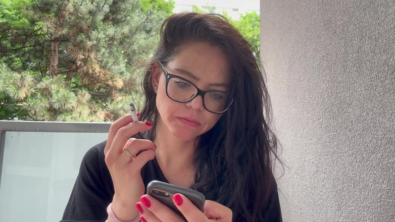 Shione Cooper: Hút thuốc khi trả lời bạn ở đây