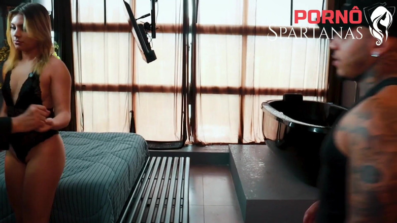 Porno Spartanas: Blonde memberikannya sebagai bonus kepada penyamun