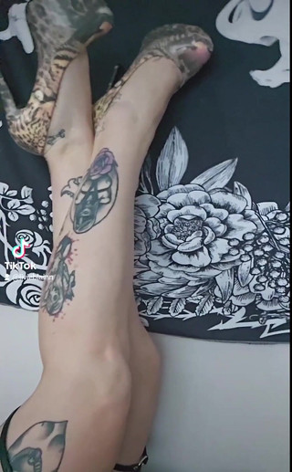 Livie Blainn: 내 긴 다리로 널 괴롭히는거야