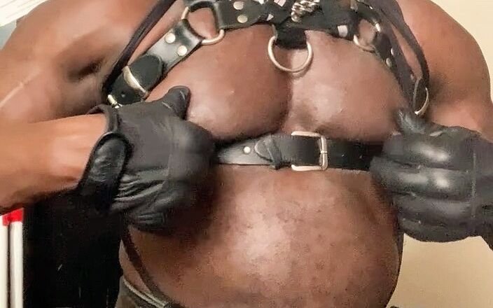 Black Muscle: Cơ bắp đen bôi dầu roid ruột bbc wank &amp; xuất tinh...