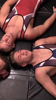 Wrestling-kumpels wichsen
