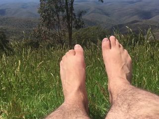 Manly foot: Böyle güzel bir günde ayaklarıma güneşi sırılsıklam etmek için en...