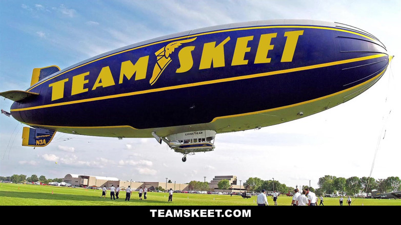 Team Skeet: Nerd bertetek besar Ava Taylor dikongkek di atas meja pejabat