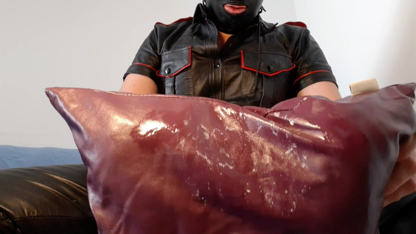 Leather Pillow Fuck (Marcusl)