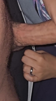 Bruneta suge o pulă uriașă tânără până când o spermă groasă curge