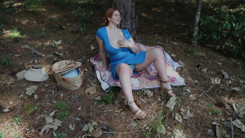 Girls Out West: Vollbusige rothaarige mit zöpfen spielt mit ihrer fotze und squirtet...