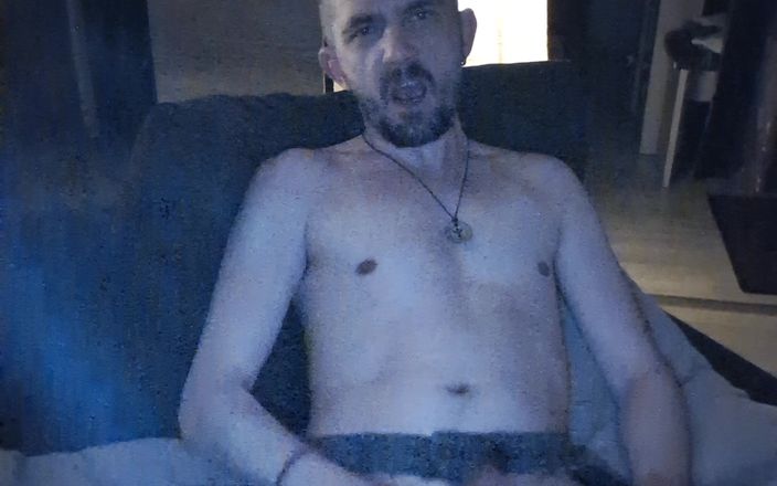 kinkygaynudist: Un mec gay se branle et fume