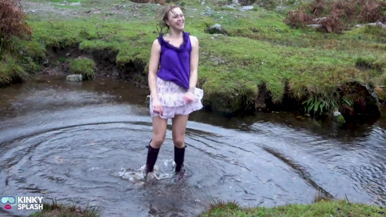 UKCuteGirl Lucy Lauren: Welly Sploshing in Boots and No Panties!