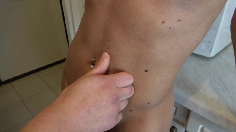 Nikky Thorne: 화장실에서 배꼽 키스 전희를 즐기는 섹시한 레즈