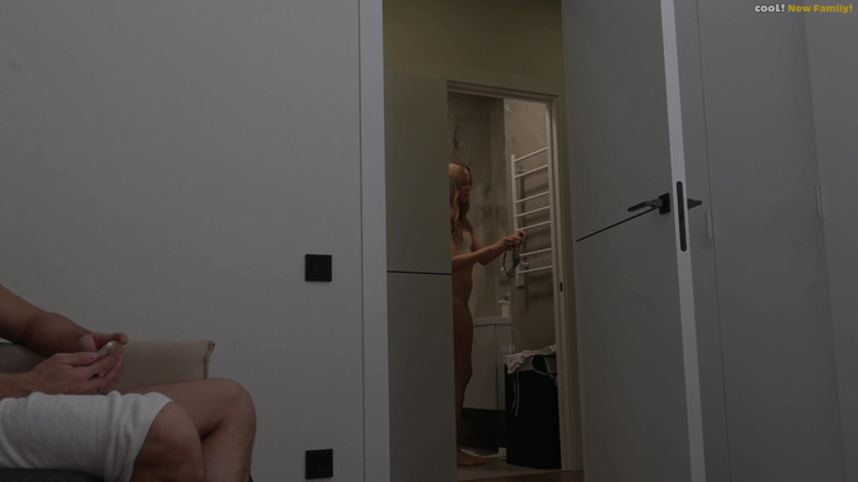 Cool! New family: Hej Nevlastní tati, pomoz mi vybrat šaty, chci vypadat velmi sexy!...