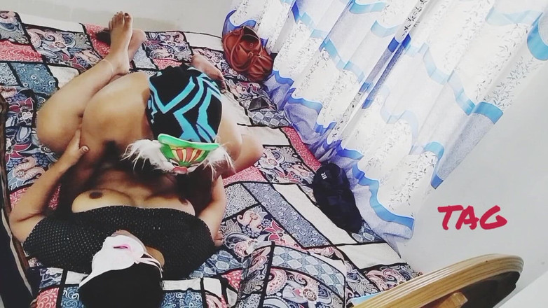 Teensex: Namorada rabuda concorda em compartilhar cama com seu namorado