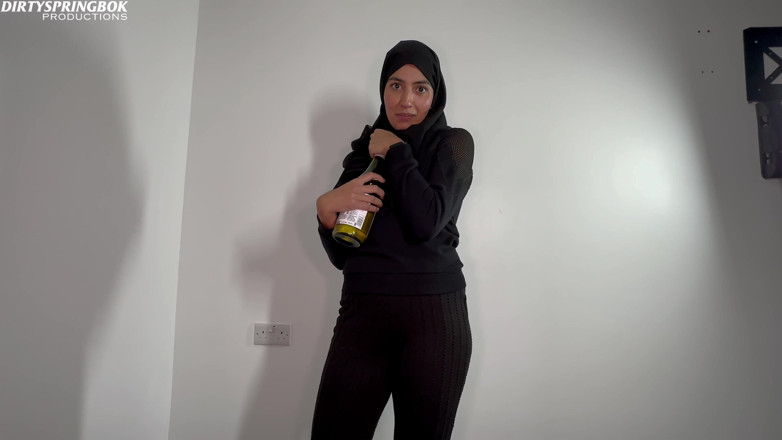 DirtySpringbok: Hijabi Slut Drinks and Sucks White Cock During Ramadan