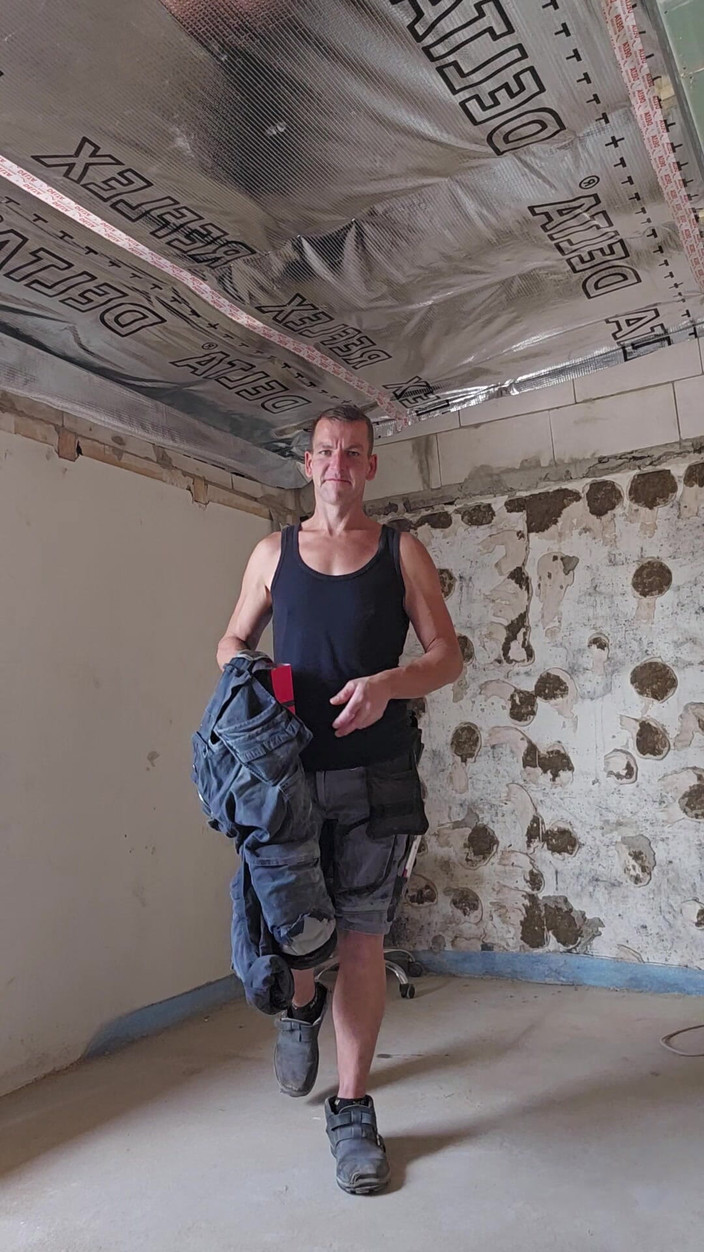 Chris_snoopy_91: Todavía cachonda en el sitio de construcción, necesito una polla...