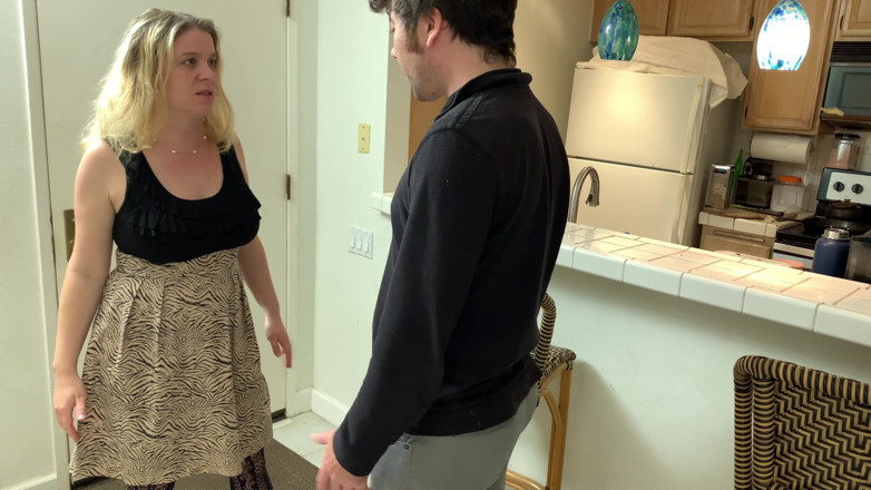 Erin Electra: Madrasta ajuda enteado a ficar em casa em quarentena