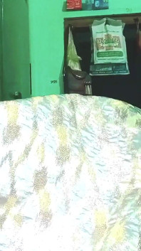 인도 게이 크로스드레서 Gaurisissy XXX 섹스 핑크 레항가에서 그의 큰 젖탱이를 누르고