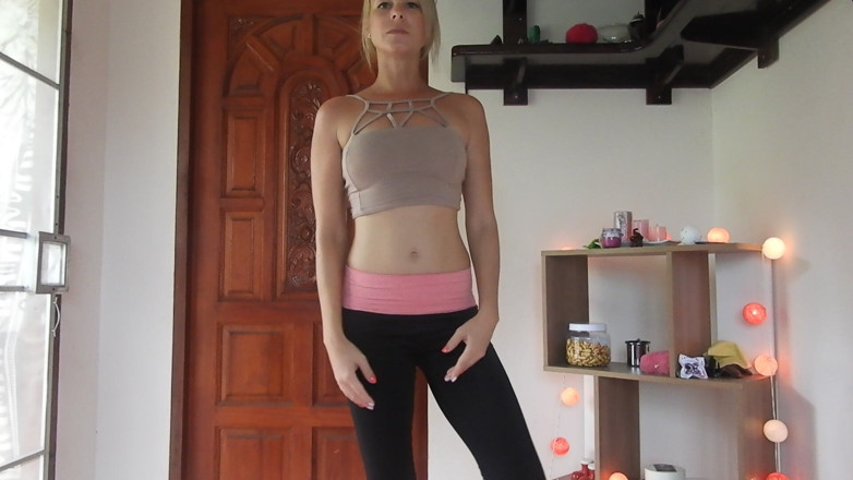 MissAnja_FH: Yoga, spogliarello e schizzi 3 volte