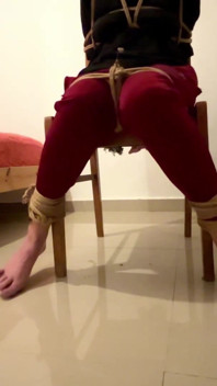 Miriam Chairtied ballgagged i ślini się