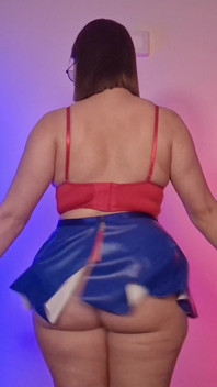 Cubaan skirt mini lateks dan kulit: berkilat cergas pada badan bengkung