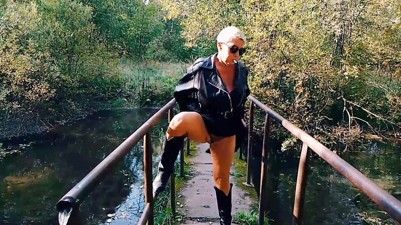 Crazyfamily 1970: 继母站起来撒尿