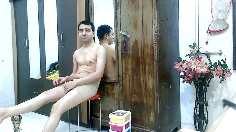 Cute & Nude Crossdresser: Sexy sissy crossdresser femboy sweet lízátko v zástěře s podprsenkou...