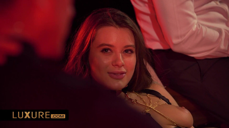 Luxure: Jocuri cu schimb de parteneri și penetrare dublă cu Lana Rhoades