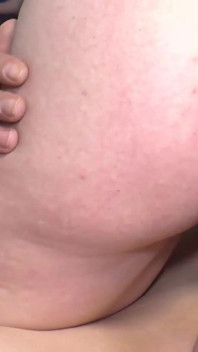 Cette MILF sexy à gros nichons adore la bite et adore le trio avec la chatte