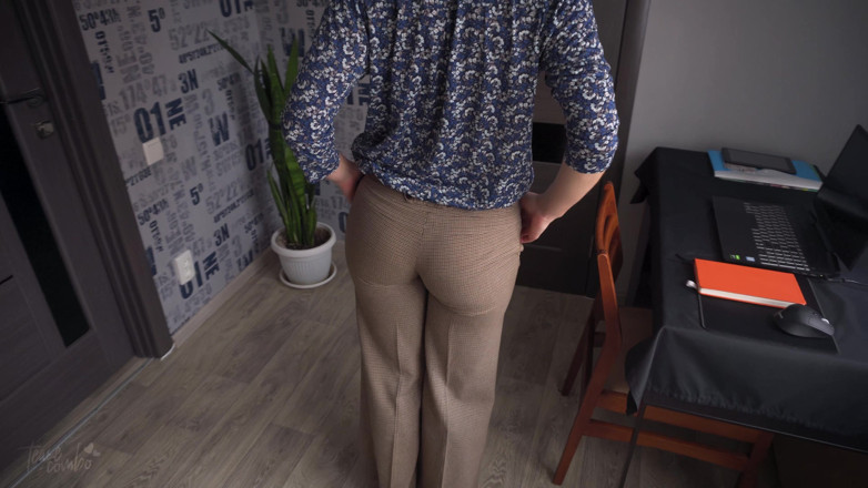 Teasecombo 4K: Orta yaşlı seksi sekreter pantolonu boşalana kadar sıkı götünü azdırıyor