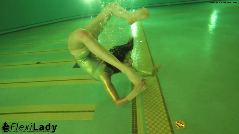 Flexilady: Sueño bajo el agua