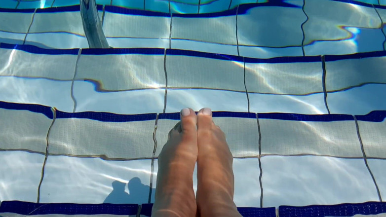 Fetish intimmedia: Fetysz stóp grać w basenie