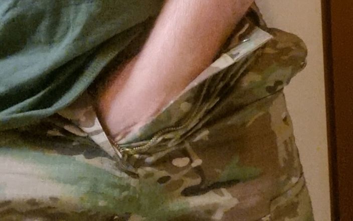 Army Guy Dom: Masturbare militară