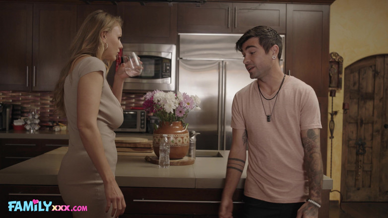 FamilyXXX: Stepmom Jasmine Daze Is a Lucky Anal Squirting Treat