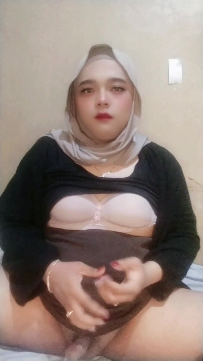 Ivvy Crossdresser: Hijab Crossdresser Ivvy, Playing with Her Butplugg